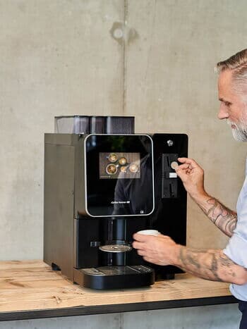 Mit Münzeinwurf am Kaffeeautomaten bezahlen