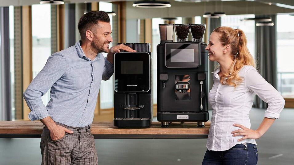 Der große und kleine Kaffeeautomat von Kaffee Partner nebeneinander
