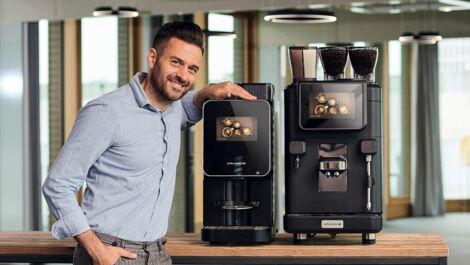 Junger Mann präsentiert die Modelle Barista Select und Barista Ultima