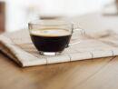 Schwarzer Kaffee steht auf Tisch