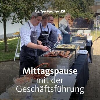 Sonne, Grillduft & gute Gespräche ☀️🍖🥤
Das schöne Spätsommerwetter haben wir genutzt – und unsere Geschäftsführung hat sich für uns an den Grill und hinter die Getränketheke gestellt. 🌭🥤

Leckeres Essen, kühle Drinks und viele nette Gespräche machten die Mittagspause zu einem echten Highlight. Wir freuen uns schon jetzt aufs nächste Jahr! ✨🔥

#grillzeit #Kaffeepartner #teamlove #officevibes #worklifebalance
