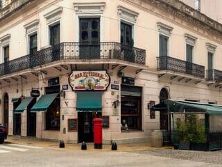 Historische Bar El Federal an Straßenecke mit Balkon und Außenbereich