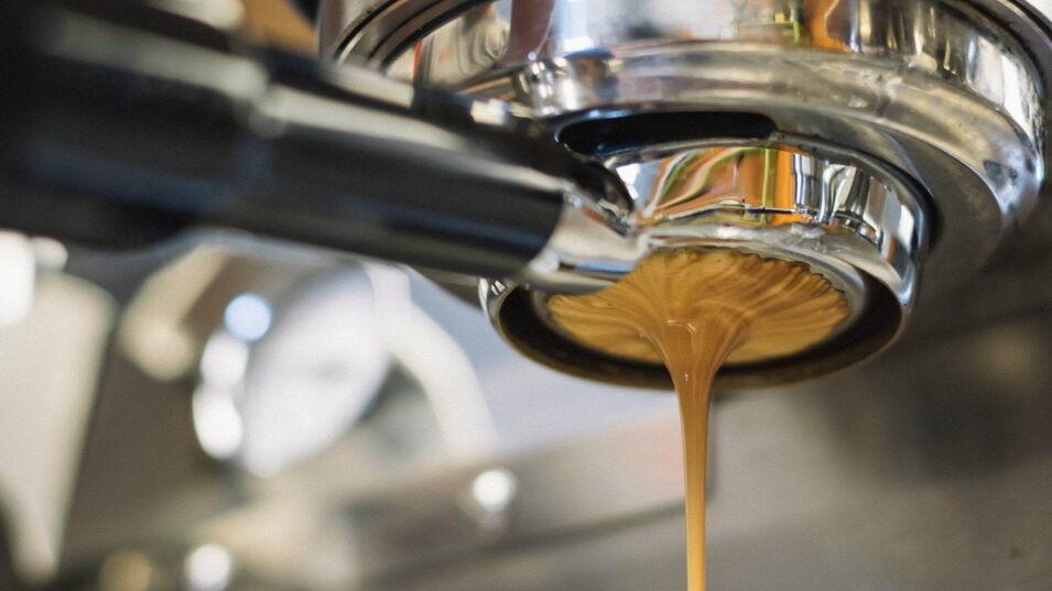 Espresso aus Siebtraeger Maschine mit Kaffee