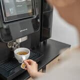 Heisswasser-laeuft-in-tasse