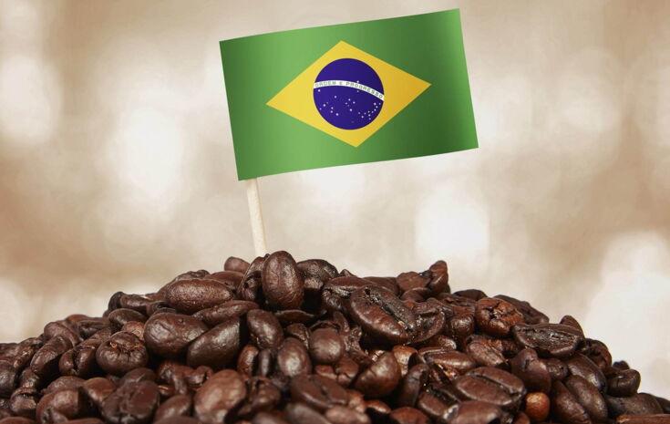 Brasilien Flagge auf einem Kaffeehaufen