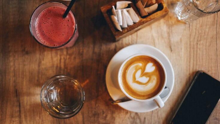 Kaffee und Smoothie stehen auf dem Tisch