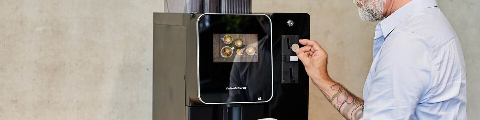 Mit Münzeinwurf am Kaffeeautomaten bezahlen