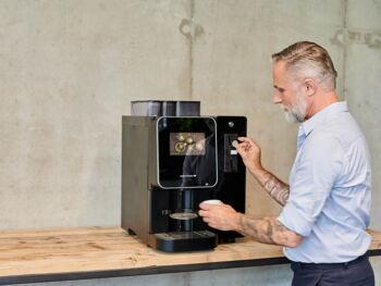 Mit Münzeinwurf am Kaffeeautomaten bezahlen