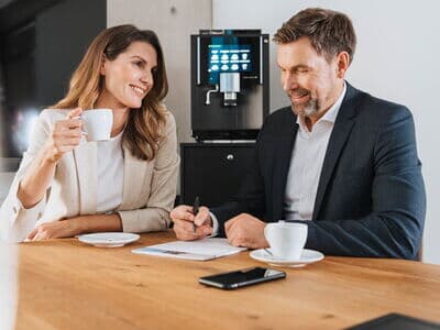 Barista Velluto Kaffeevollautomat im Meeting mit Kollegen im Büro