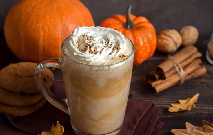 Kürbis Spice Latte mit Herbstblättern wird serviert