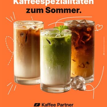 Kaffee kann auch Sommer.

Ob Cold Brew, Espresso Tonic, Iced Matcha Latte oder Iced Vanilla Latte – diese vier Spezialitäten bringen Abkühlung ins Glas und Koffein in den Tag.

🤍 Iced Vanilla Latte
2 Espresso-Shots, Vanillesirup, Milch, Eiswürfel.

🧊 Cold Brew
Kalt extrahierter Kaffee, Eiswürfel.

🍋 Espresso Tonic
150 ml Tonic Water, 60 ml Espresso, Eiswürfel, Zitronenscheibe.

🍵 Iced Matcha Latte
1 TL Matcha, 200 ml Milch, 30 ml Espresso und Eiswürfel.

Welche Sommer Kaffeespezialität landet bei euch als Erstes im Glas? 👇

#KaffeePartner #Sommerkaffee #Kaffeespezialitäten