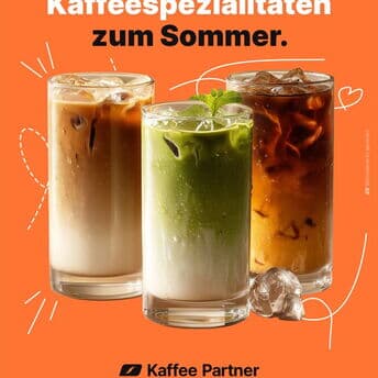 Kaffee kann auch Sommer.

Ob Cold Brew, Espresso Tonic, Iced Matcha Latte oder Iced Vanilla Latte – diese vier Spezialitäten bringen Abkühlung ins Glas und Koffein in den Tag.

🤍 Iced Vanilla Latte
2 Espresso-Shots, Vanillesirup, Milch, Eiswürfel.

🧊 Cold Brew
Kalt extrahierter Kaffee, Eiswürfel.

🍋 Espresso Tonic
150 ml Tonic Water, 60 ml Espresso, Eiswürfel, Zitronenscheibe.

🍵 Iced Matcha Latte
1 TL Matcha, 200 ml Milch, 30 ml Espresso und Eiswürfel.

Welche Sommer Kaffeespezialität landet bei euch als Erstes im Glas? 👇

#KaffeePartner #Sommerkaffee #Kaffeespezialitäten