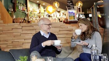 Cappuccino aus Gastro Kaffeevollautomat im Café genießen
