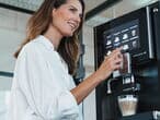 Frau-zieht-kaffee-an-barista-velluto-kaffeevollautomat