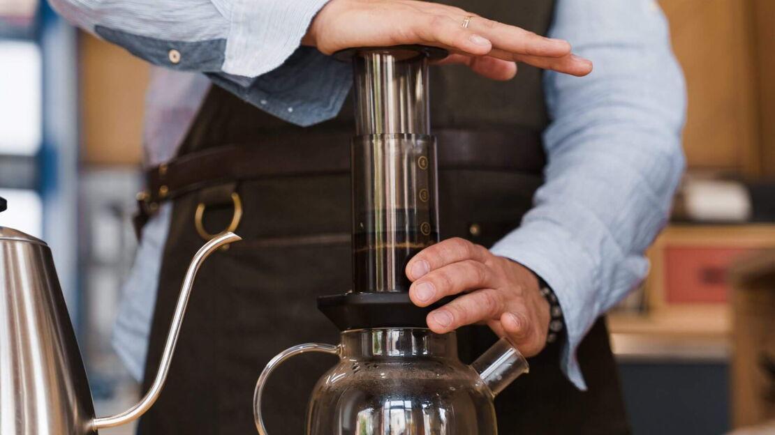 Kaffee fließt von der Aeropress in die Kanne