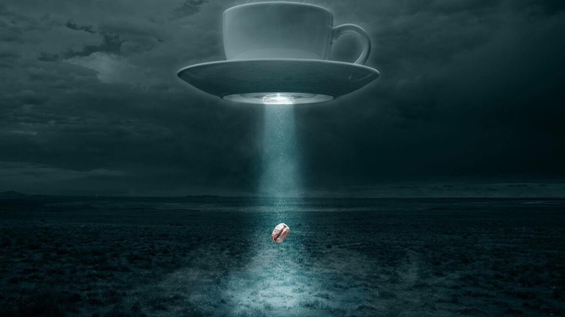 Untertasse fliegt über eine Kaffeebohne