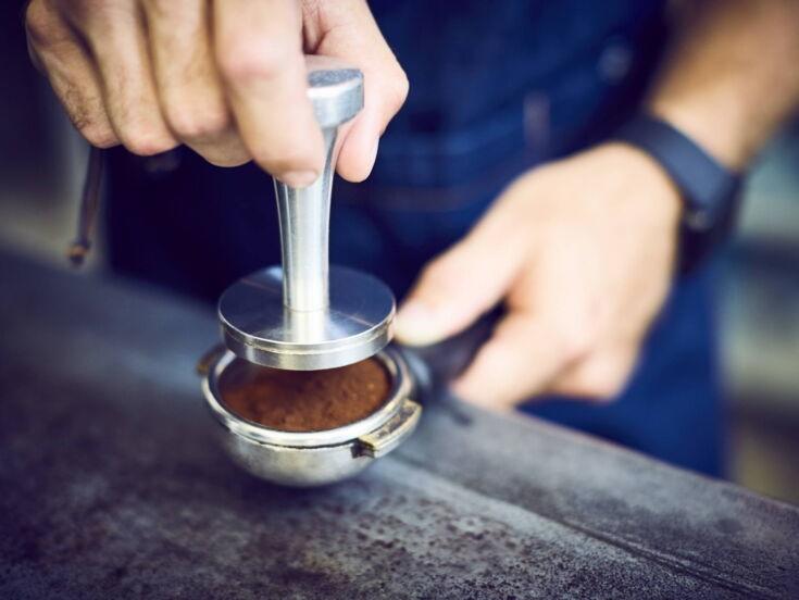 Kaffeemehl getampert im Sieb