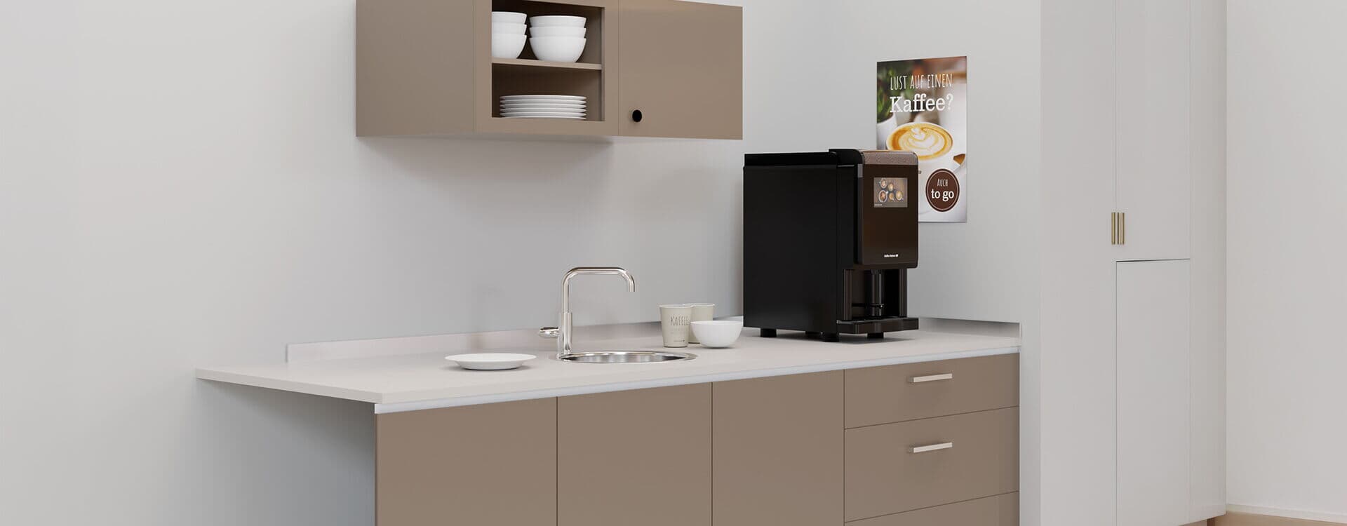 Kaffeevollautomat in moderner Büroküche mit Spüle und Schränken