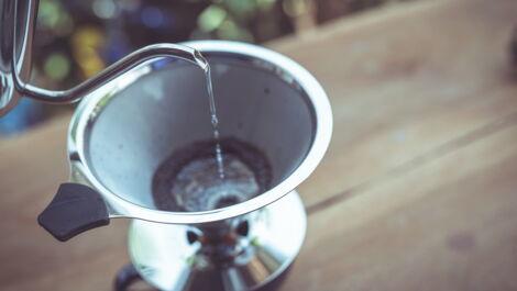 Kaffee wird in Edelstahlfilter gegossen