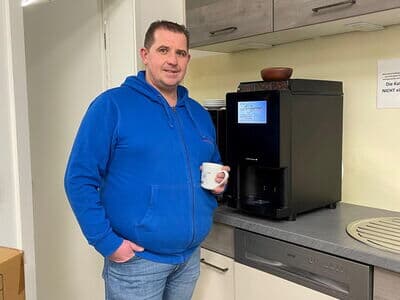 Kunde mit Kaffeevollautomat miniBona