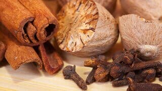 Zimt, Muskat und Nelke für den Kürbis-Kaffee
