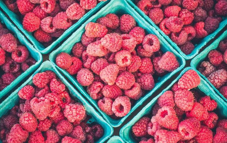 Himbeeren in Schälchen