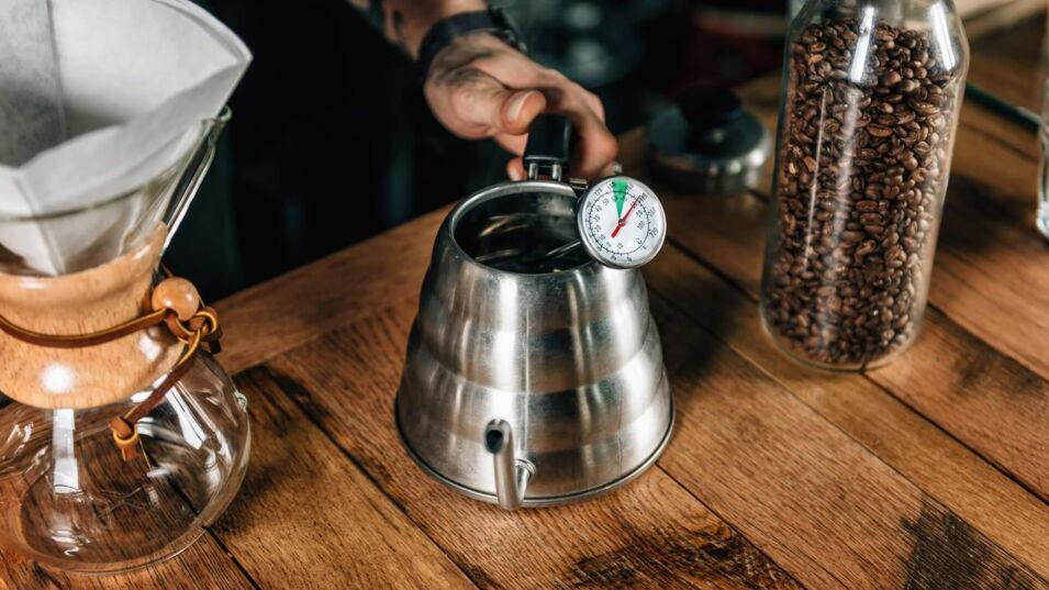 Wasser aufkochen für Zubereitung in Chemex