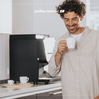 Tassen-Chaos im Büro? Es gibt eine Lösung! ☕️

Was gibt es Schöneres, als mit großartigen Kollegen und einer heißen Tasse Kaffee oder Kakao in den Tag zu starten? 😍 Ein Kaffee am Morgen vertreibt Kummer und Sorgen – doch dann die große Frage: Welche Tasse wird es heute?🤔

Kommt dir das bekannt vor? Im Büro sammelt sich über die Jahre ein wilder Mix an Tassen: Werbegeschenke🎁, Geburtstagspräsente🎂, Erinnerungen an Firmenjubiläen🎉 oder Teamevents🏆 – und plötzlich gleicht die Kaffeeküche einer kunterbunten WG.

Das kann sich zu vielen Herausforderung entwickeln:
🔸 macht nach außen hin einen eher unprofessionellen Eindruck
🔸 Chaos in der Küche
🔸 Kampf um die eigene Tasse
🔸 Tassendesign repräsentiert nicht das eigene Unternehmen

Was einheitliches Geschirr alles verändern kann:
✅ einen einheitlichen Look
✅ Mehr Ordnung
✅ hygienischerer Eindruck
✅ einfacher zu ersetzen
✅ Und das Beste? Bei uns sogar mit eurem Firmenlogo bedruckbar 🤩 

Weniger Durcheinander, mehr Ästhetik und eine Extraportion Professionalität – eine kleine Veränderung mit großem Effekt! ☕✨

Bei uns erhaltet Ihr eben alles rund um eine professionelle Getränkeversorgung. Für mehr Infos klickt den Link in unserer Bio! 📲 😉