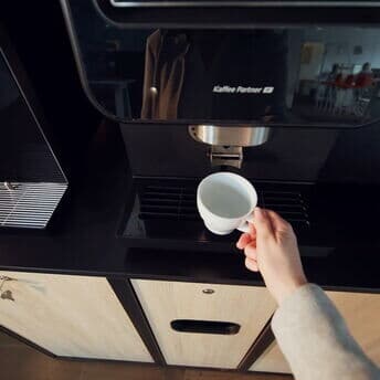 👀 Einblicke von Kaffee Partner aus erster Reihe!
Ob Vertrieb, Innendienst, technischer Außendienst oder Ausbildung – bei Kaffee Partner zählt nicht nur, was Du tust, sondern was Du bewirkst.

Erlebe unseren Arbeitsalltag aus der Ich-Perspektive: nahbar, menschlich, voller Drive.
💬 Freude schenken, Lösungen bringen, Wertschätzung erleben – wenn Du danach suchst, bist Du bei uns genau richtig.
👉 Jetzt bewerben und durchstarten. Hier der Link: https://kpinfos.de/karriere.kaffee-partner

☕  Lust auf mehr Einblicke bei Kaffee Partner?
Jede Woche neu. Direkt hier.
Also: Folgen nicht vergessen! 😀 

#karrierebeikaffeepartner #wirbewirkenwas #teamkaffeepartner #arbeitmitwirkung #jobmitwert