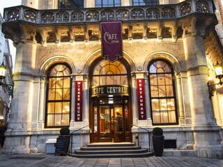 Eingang des Café Central in Wien bei warmem Licht