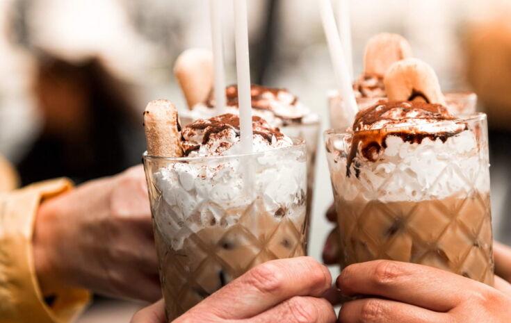 Frau trinkt Eiskaffee