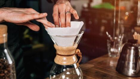 Filter in Chemex einsetzen
