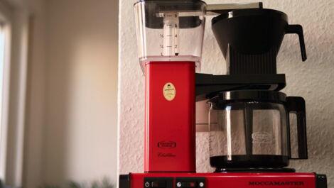 Kaffeezubereitung in einem roten Moccamaster