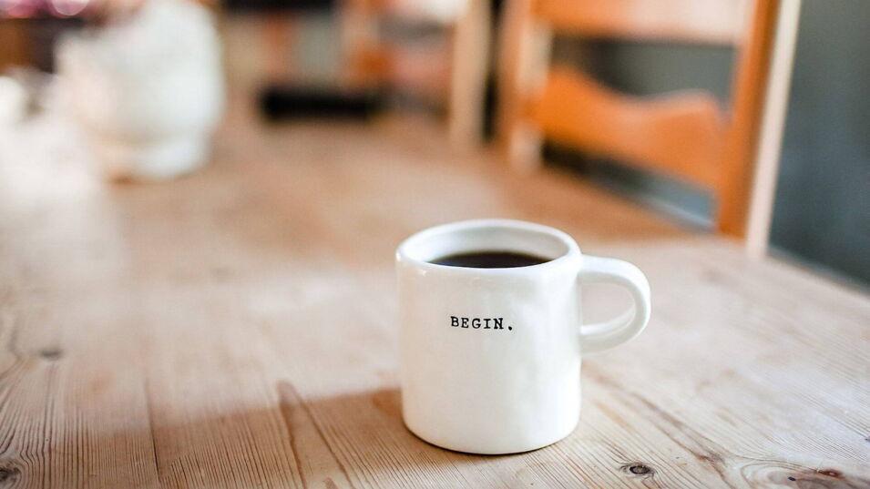 Kaffee das Kultgetraenk auf dem Tisch