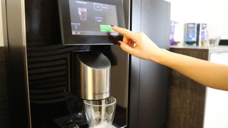 Kakao-Option auf dem Kaffeeautomaten auswählen