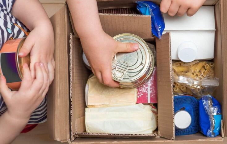 Tafel bringt Lebensmittelbox zu Kindern