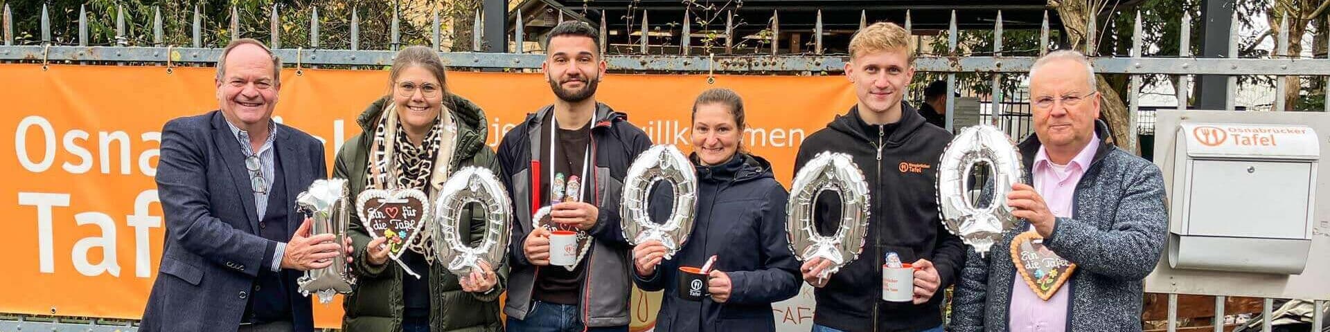 Kaffee Partner Mitarbeitende überreichen gemeinsam mit Geschäftsführer Jörg Baumgart eine Spende in Höhe von 10.000 Euro an die Osnabrücker Kindertafel. Entstanden im Rahmen der jährlichen Aktion „Kaffee Partner for Kids“.