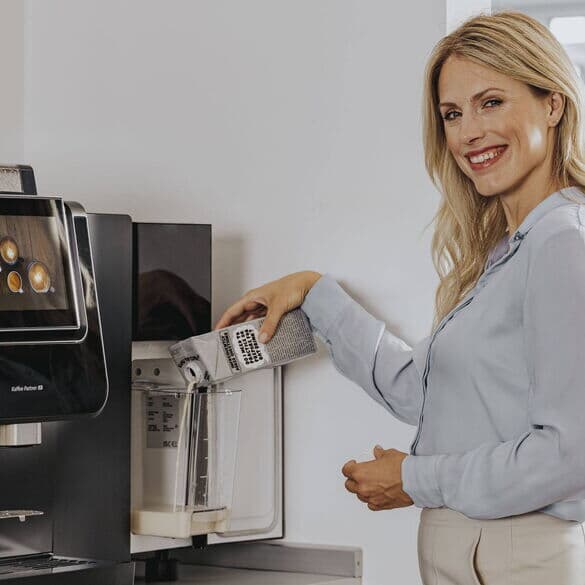 Person-fuellt-hafermilch-in-frischmilchmodul