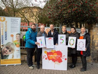 Kaffee Partner for Kids: Die Mitarbeiter der Kaffee Partner Gruppe haben insgesamt 13.500 Euro an die Osnabrücker Hilfsprojekte Kindertafel und Kindermahlzeit gespendet.