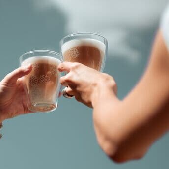 Kaffee + Sonne = Lebensfreude🤎🌞
Ob Latte Macchiato, Cappuccino oder Flat White – in der Sonne schmeckt’s einfach nochmal besser! ✨
👉 Mit wem würdest du jetzt am liebsten anstoßen?