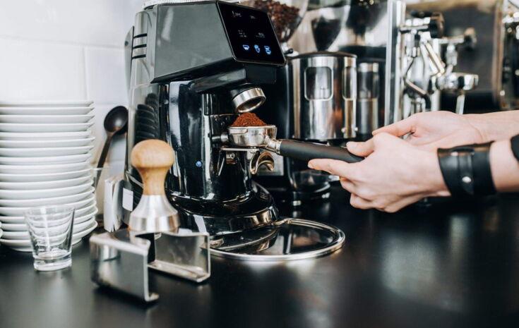 Hände machen frischen Espresso