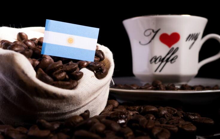Argentinischer Flagge liegt auf Kaffeebohnen