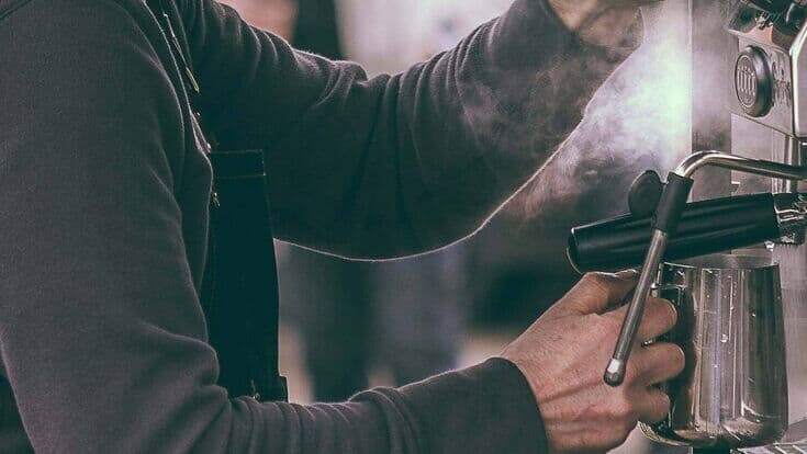Barista brüht Kaffee auf