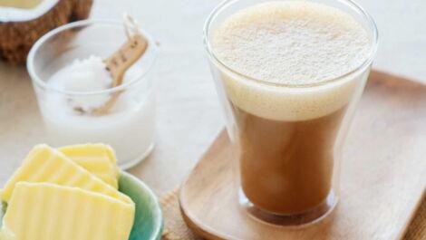 Bulletproof Coffee mit Butter und Öl auf einem Tisch