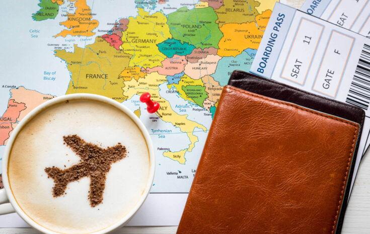 Cappuccino auf Landkarte mit Boarding Pässen