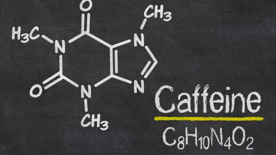 Koffein Formel auf Tafel geschrieben