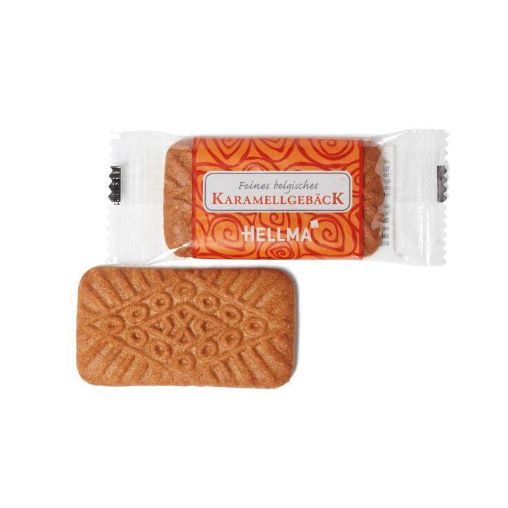 Ein Karamellkeks von Hellma inkl. dessen Einzelverpackung auf weißem Hintergrund