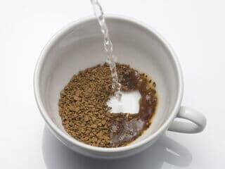 Instantkaffee wird zubereitet
