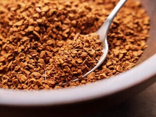 Löffel voll Instant Kaffee Granulat in einer Schale