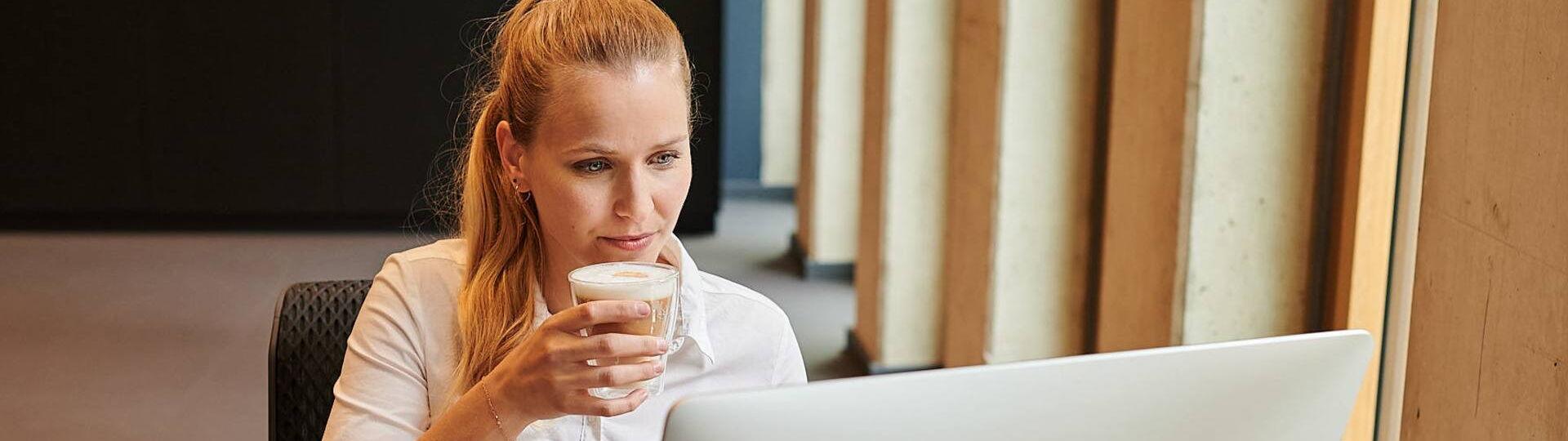 Kaffee aus dem Vollautomaten für das Büro